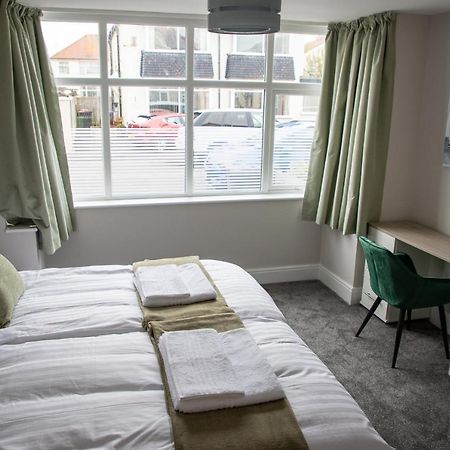 Wave Stays - Ground Floor Apartment - Outside Seating Area Cleveleys Ngoại thất bức ảnh