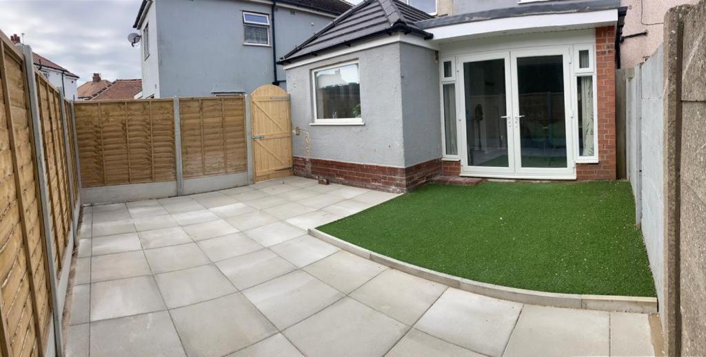 Wave Stays - Ground Floor Apartment - Outside Seating Area Cleveleys Ngoại thất bức ảnh